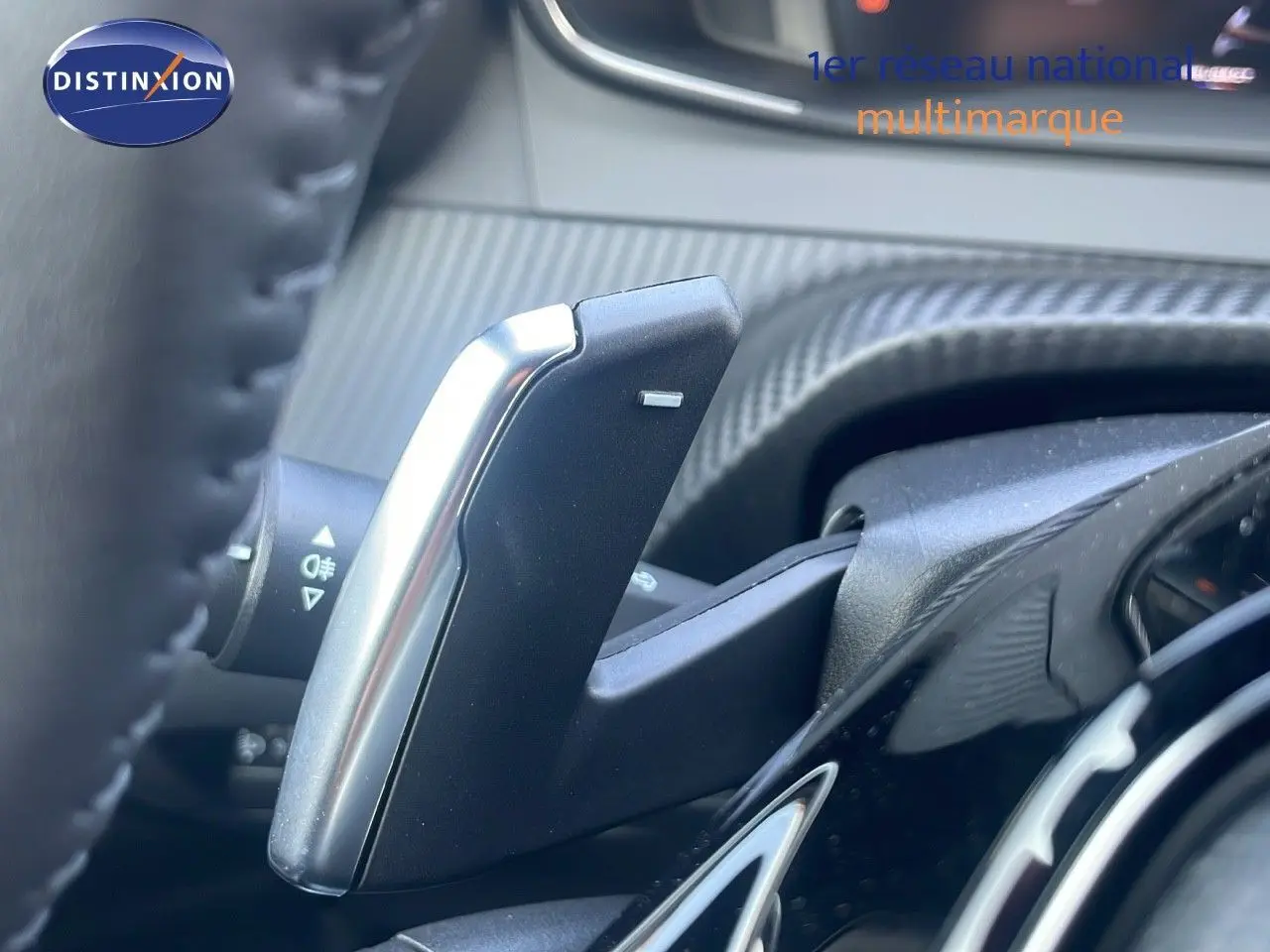 Gros plan sur la palette de changement de vitesse à droite du volant dans l'habitacle du Peugeot 2008 gris Artense.