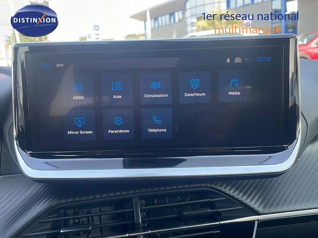 Écran tactile central du tableau de bord du Peugeot 2008 Hybrid 136ch Allure, affichant les menus connectés.