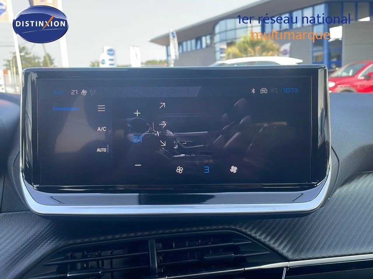 Écran tactile central affichant la climatisation du Peugeot 2008 gris Artense, intérieur moderne avec tableau de bord texturé.