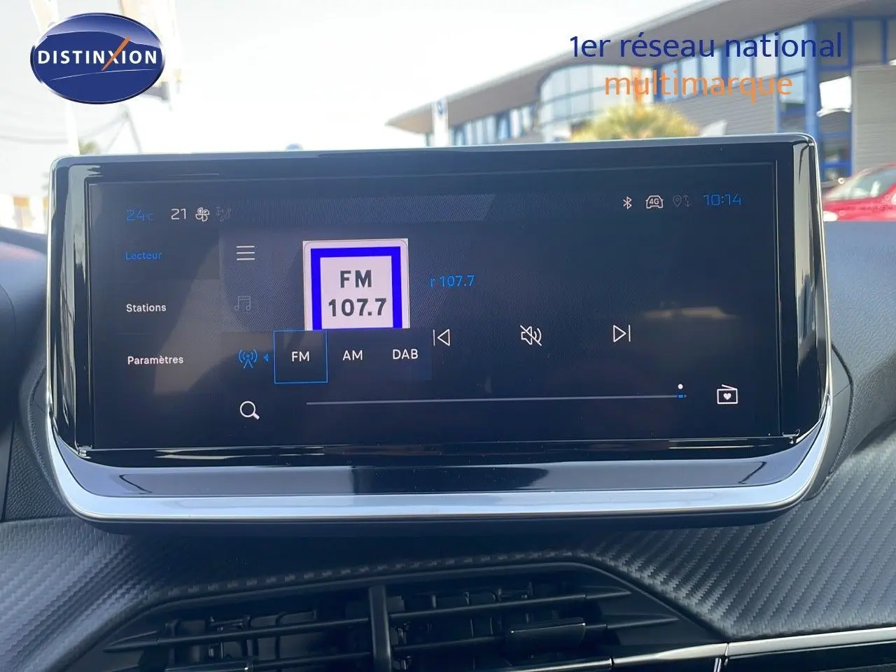 Écran tactile central du tableau de bord du Peugeot 2008 Hybrid 136ch Allure gris, affichant la radio FM 107.7