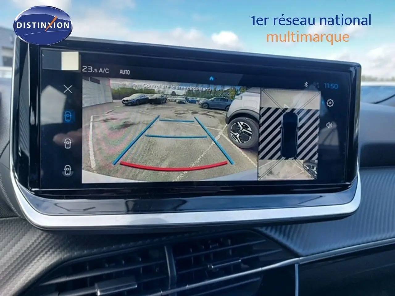 Écran multimédia affichant la caméra de recul et vue 360° dans un Peugeot 2008 gris Artense, intérieur moderne.