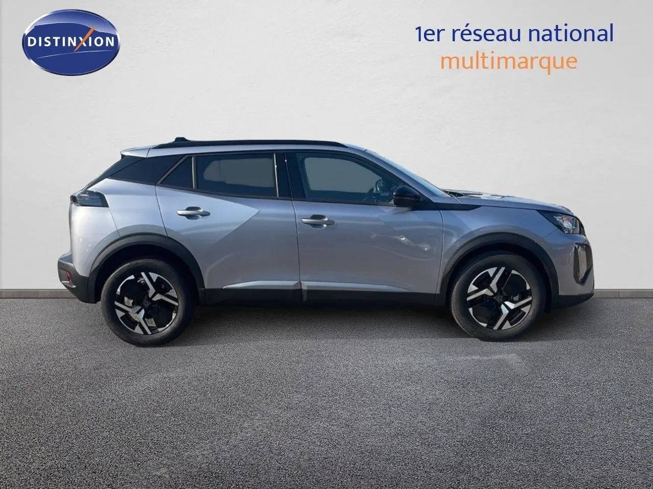 Profil côté gauche d'un Peugeot 2008 Hybrid 136ch Allure gris Artense métal avec jantes bi-ton et toit noir.