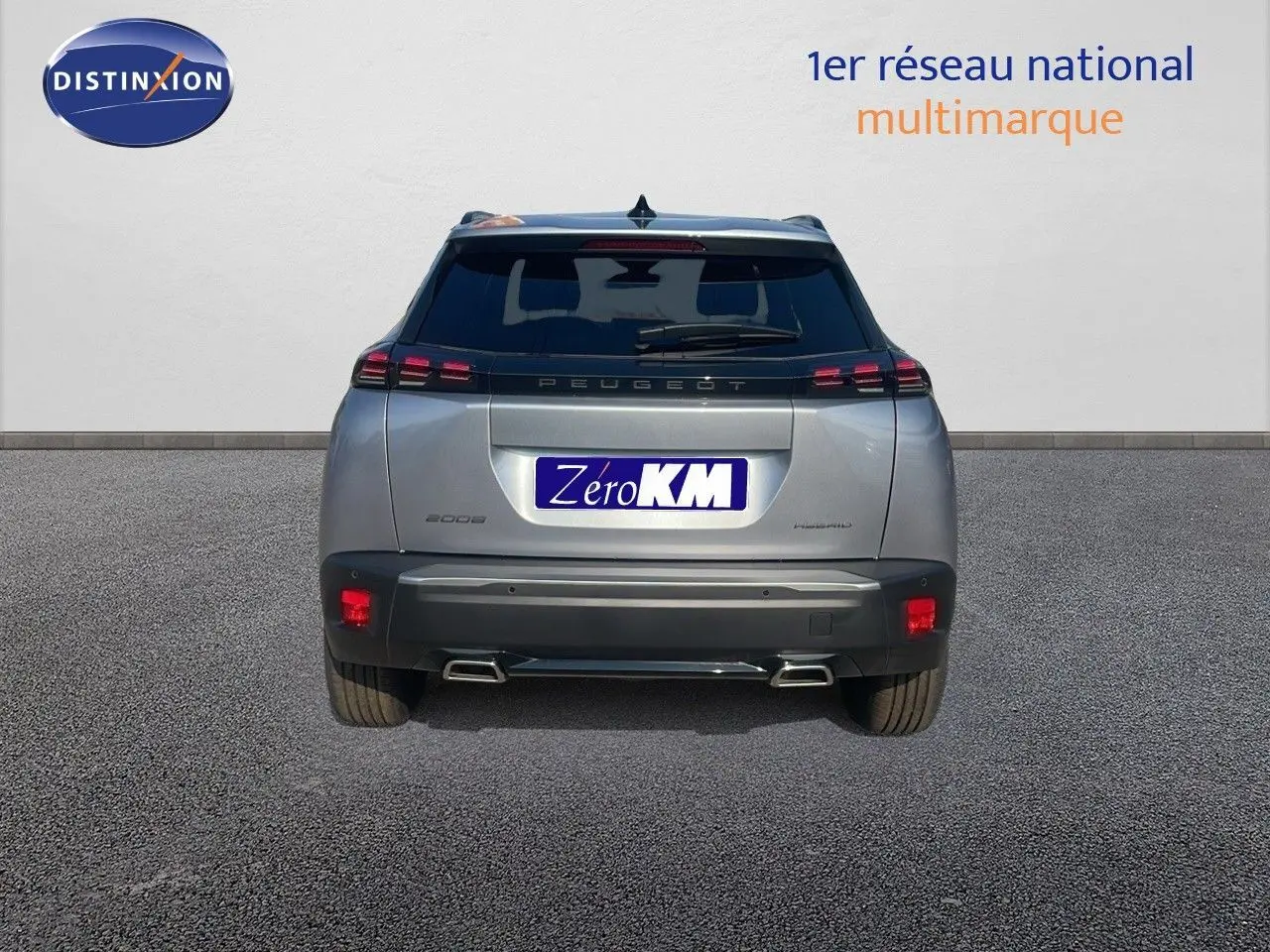 Vue arrière d'un Peugeot 2008 gris Artense Metal avec feux LED et double sortie d'échappement chromée.