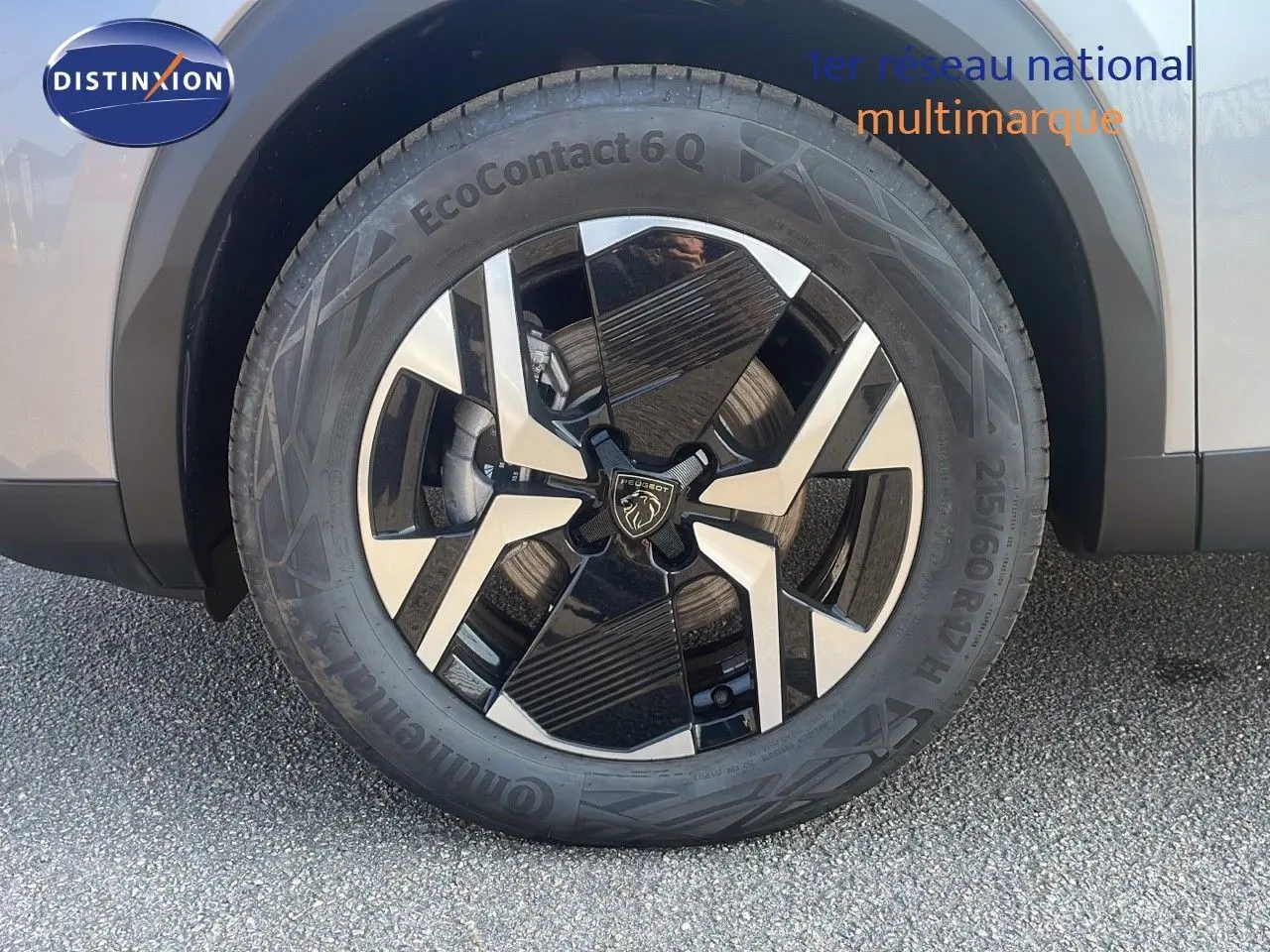 Gros plan sur la roue avant droite du Peugeot 2008 gris Artense Métal, mettant en valeur la jante bi-ton moderne.