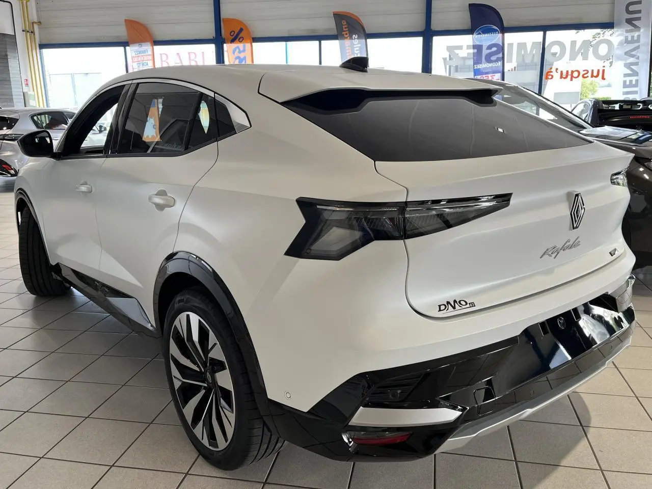 Vue 3/4 arrière droite du Renault Rafale blanc 2025 en hybride, avec feux arrière LED et jantes alliage noires.
