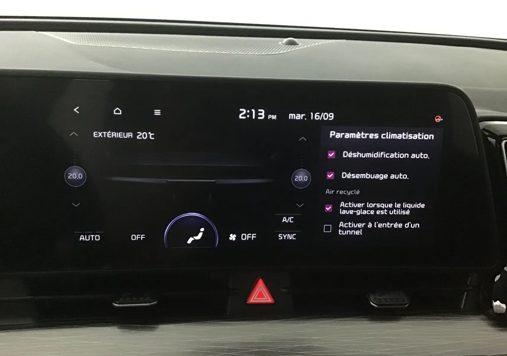 Écran digital 12,3'' du système de climatisation du Kia Sportage gris Sirius, vue intérieure frontale.