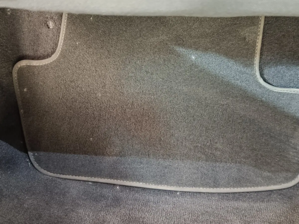 Tapis de sol intérieur gris foncé du Porsche 911 Carrera 4S Coupé 2019, vue rapprochée au sol côté passager.