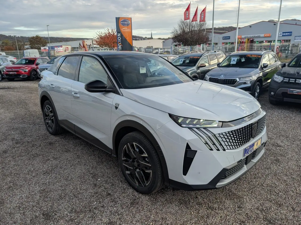 Peugeot 3008 blanc en 3/4 avant droit, avec calandre noire et jantes alliage noires diamantées.