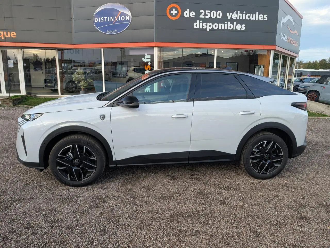 Profil côté gauche d’un Peugeot 3008 blanc 2025 avec toit noir, jantes alliage noires et badges distinctifs GT.
