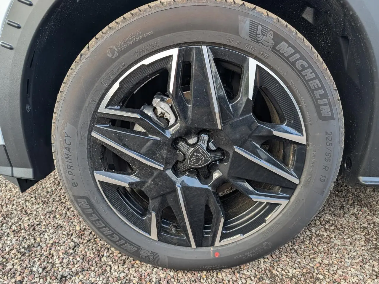 Gros plan sur la jante alliage noire et diamantée 19'' du Peugeot 3008 blanc, avec pneu Michelin visible.