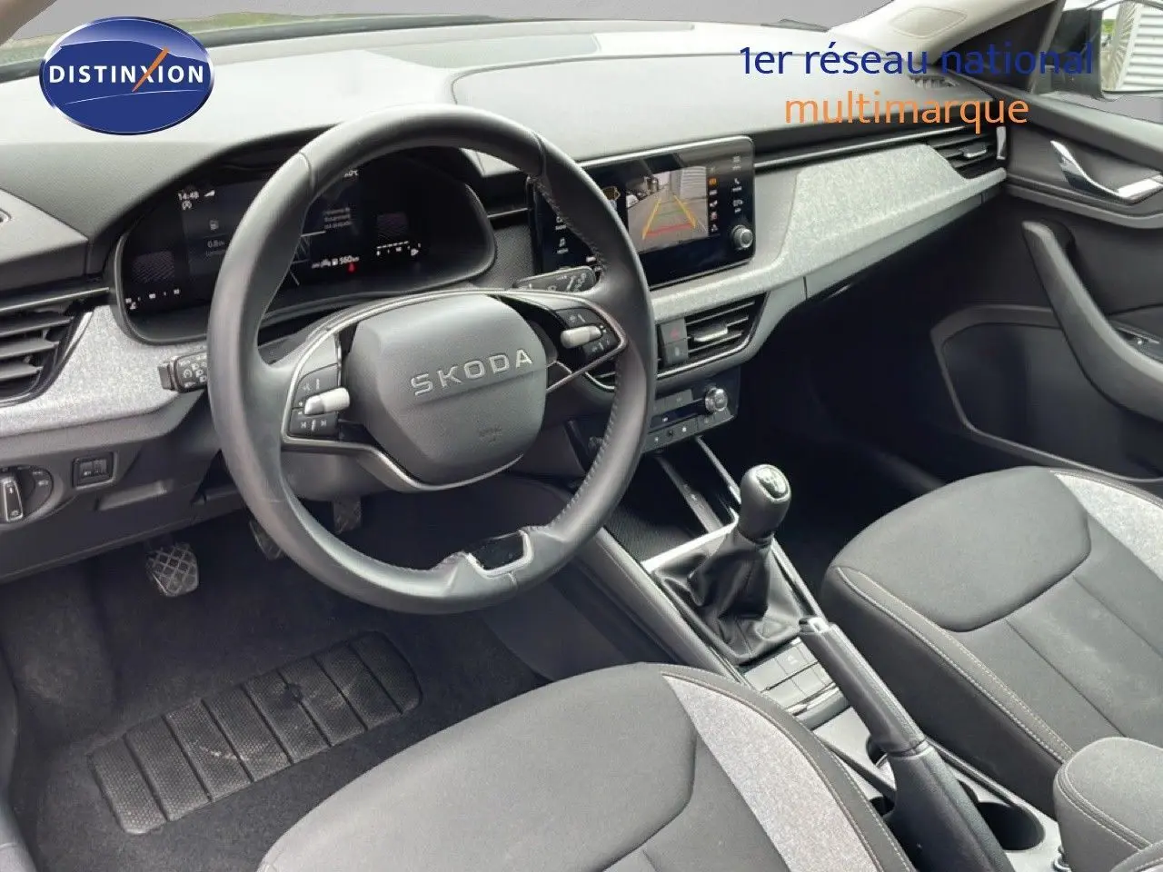 Vue intérieure de face du poste de conduite de la Skoda Scala 2025 avec volant cuir et tableau de bord moderne.