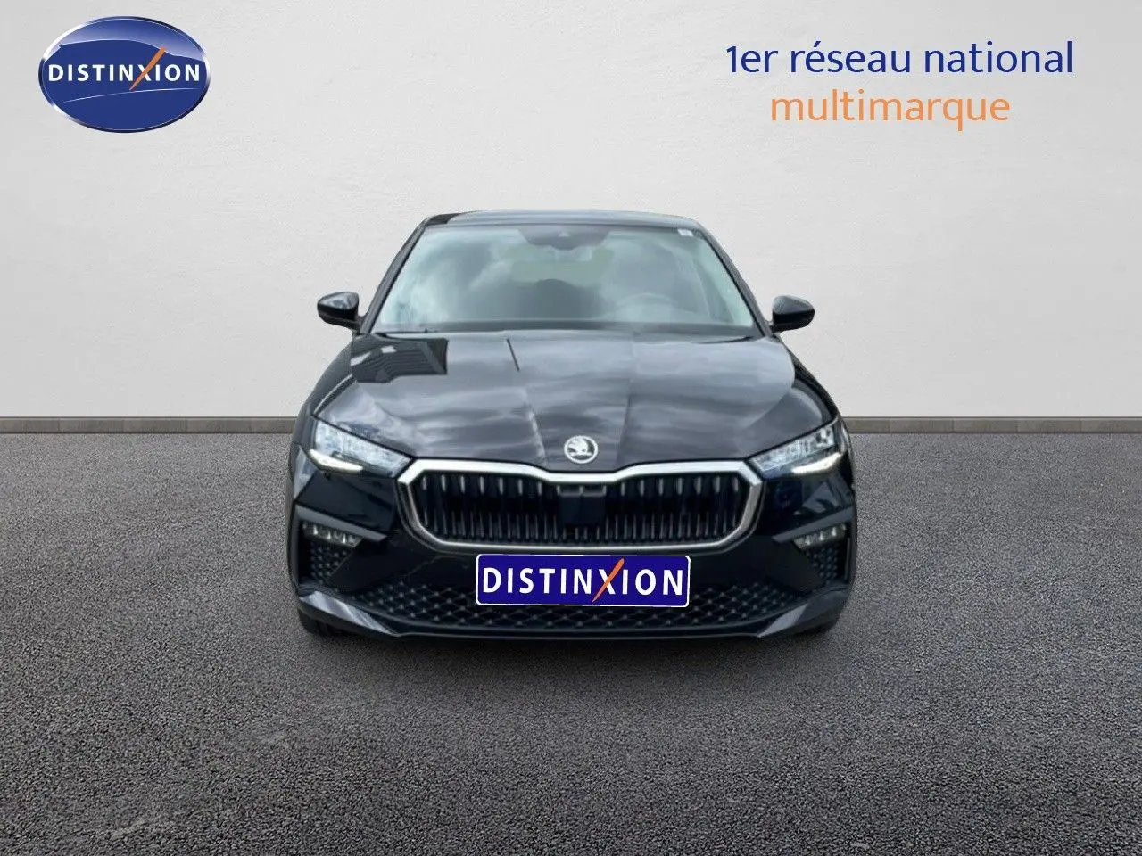 Vue frontale d'une Skoda Scala 2025 noir magique métal, mettant en valeur sa calandre distinctive et ses phares LED.