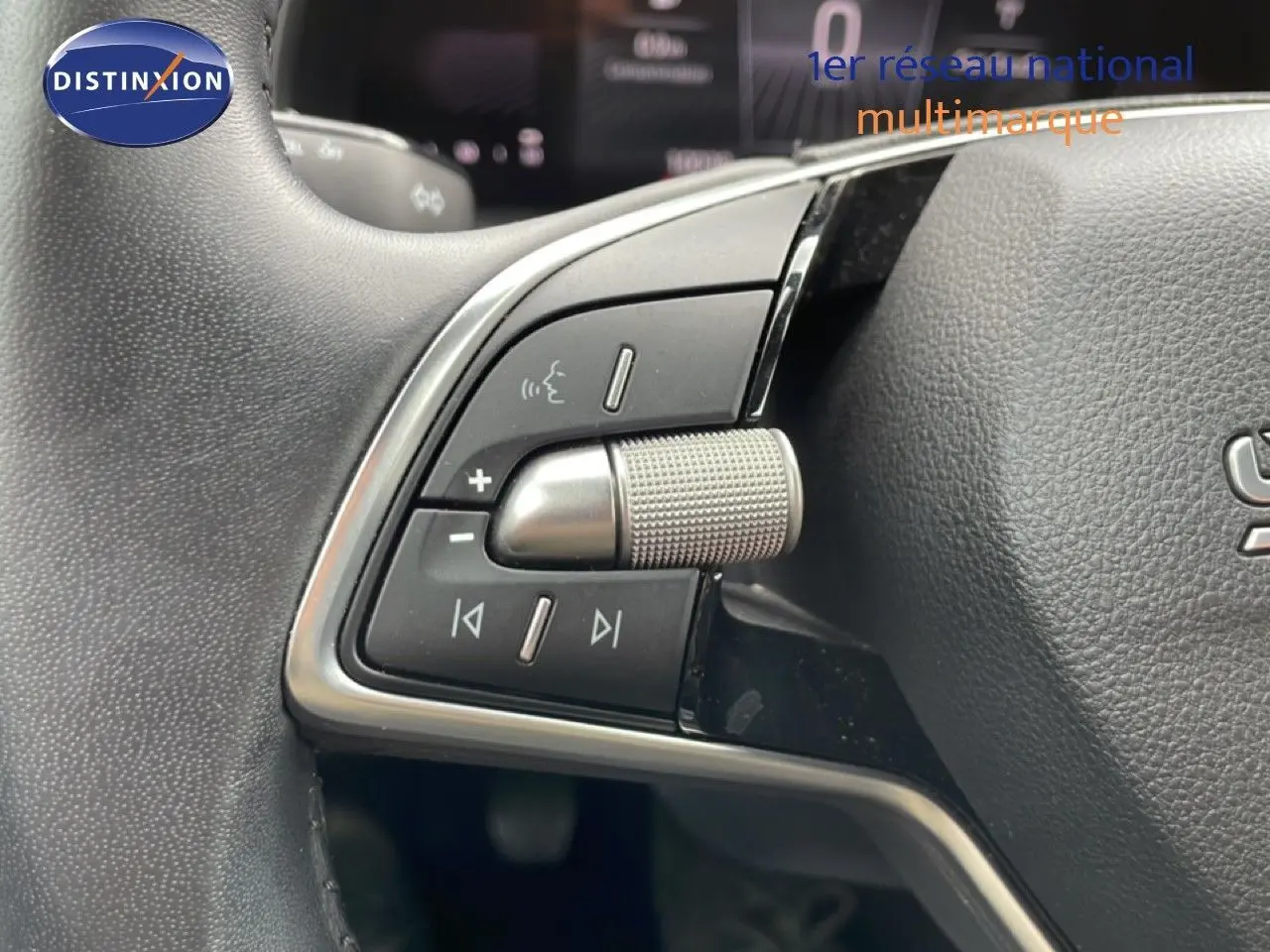 Détail du volant noir avec commandes multimédia et molette argentée sur la SKODA SCALA 2025.