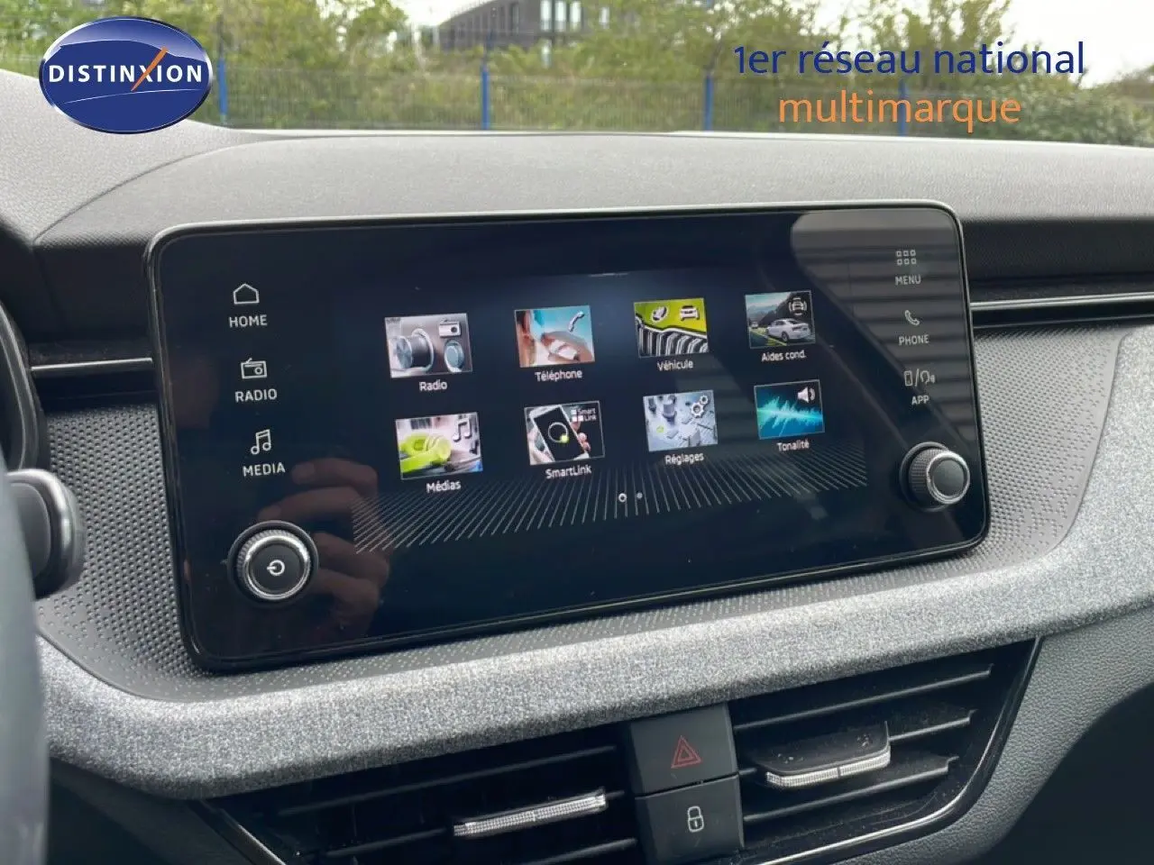 Tablette tactile centrale affichant le menu multimédia dans l'habitacle d'une Skoda Scala 2025, finition Selection.