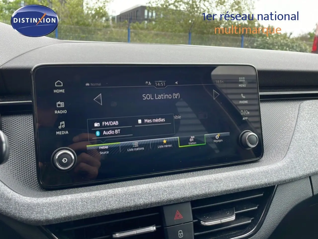 Écran tactile central de la Skoda Scala 2025 noir magique métal, affichant la radio FM/DAB avec interface moderne.