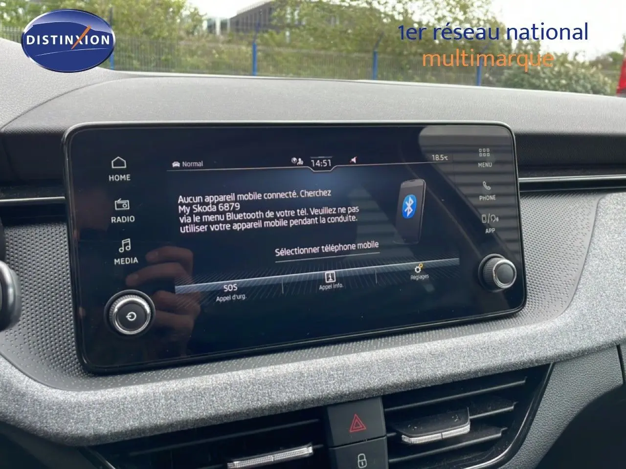 Écran tactile central du tableau de bord de la Skoda Scala noir magique métal, affichant le menu Bluetooth.