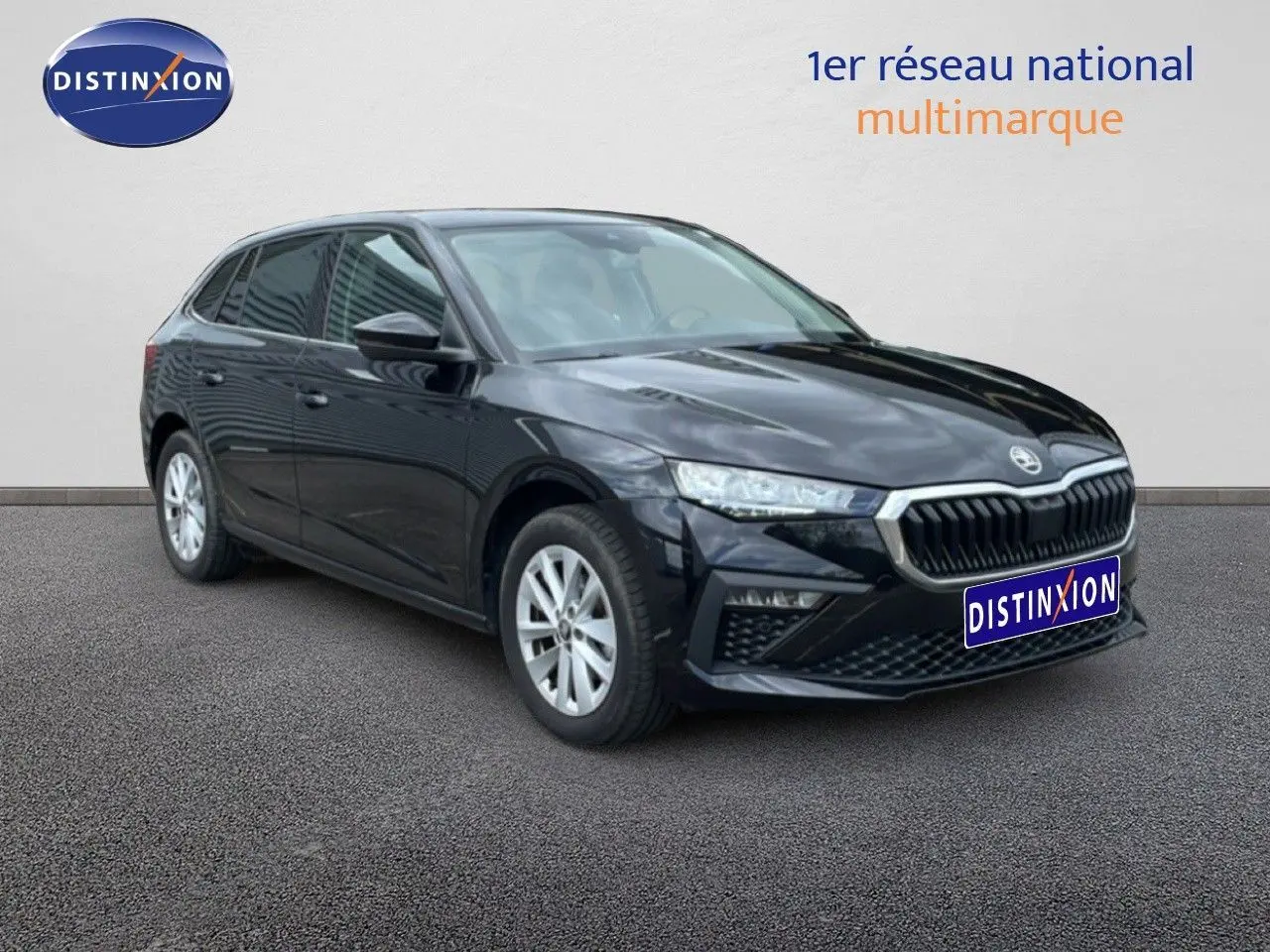 Vue 3/4 avant d'une Skoda Scala 2025 noir magique métal avec calandre chromée et jantes argentées.
