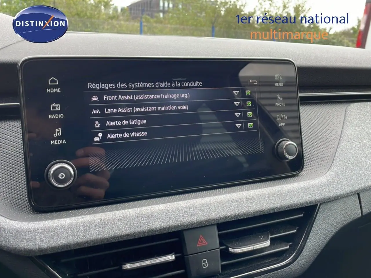 Écran tactile central affichant les aides à la conduite dans l’habitacle d’une Skoda Scala 2025 noir magique métal.