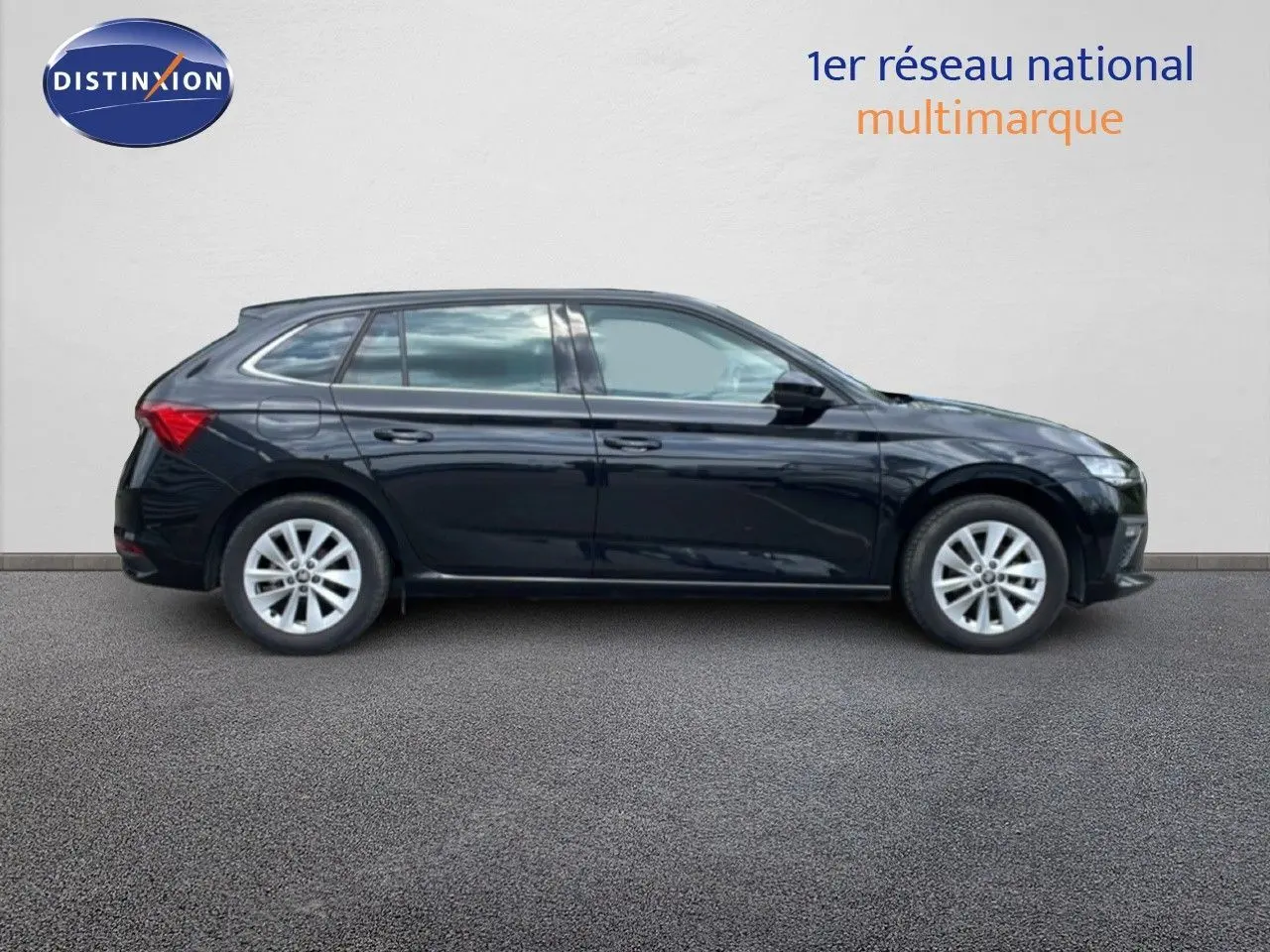 Profil droit d'une Skoda Scala noire métallisée 2025 avec jantes alliage et lignes épurées.