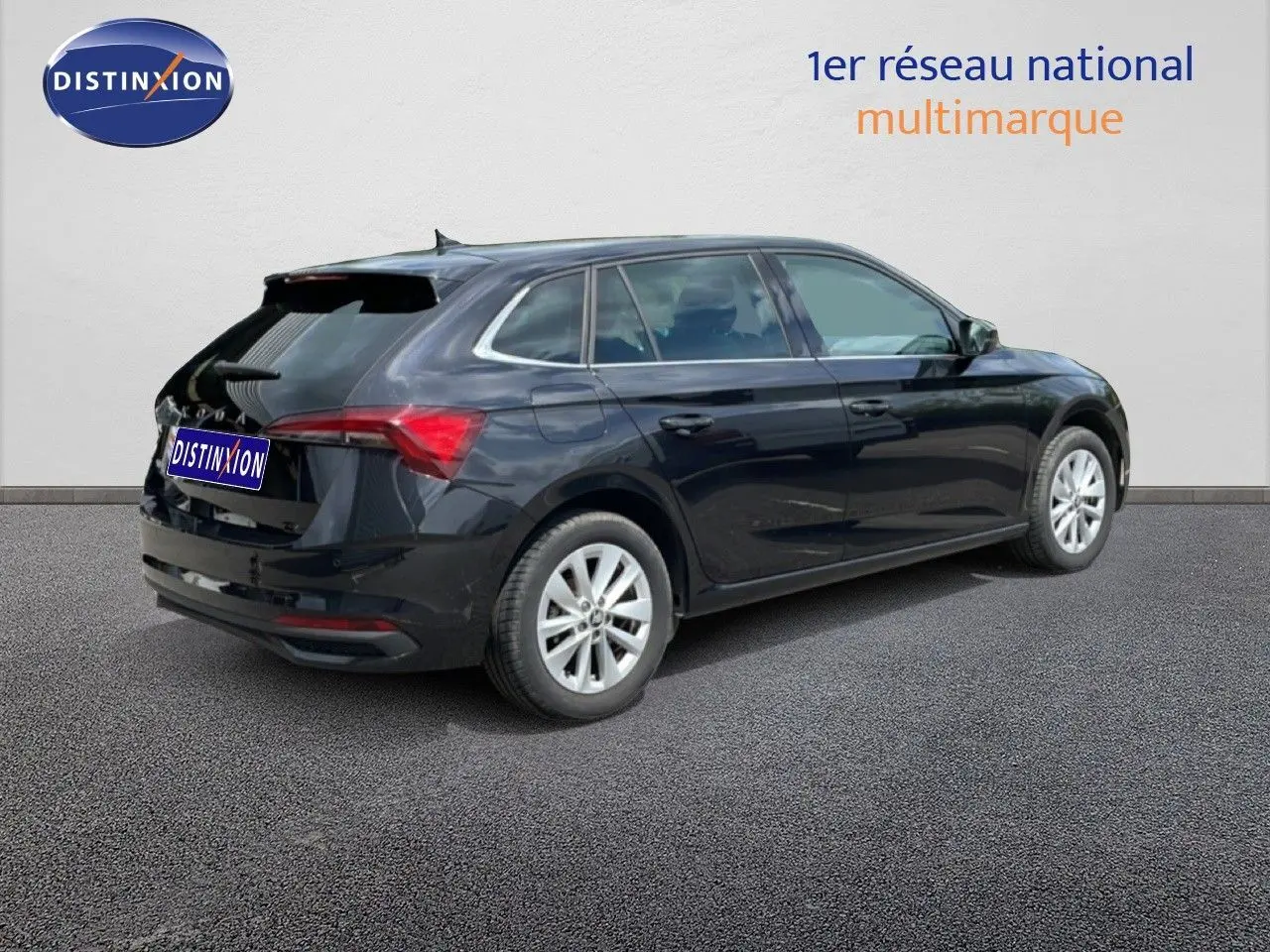 Vue 3/4 arrière droite d'une Skoda Scala noire métallisée avec jantes alliage et feux arrière LED visibles.