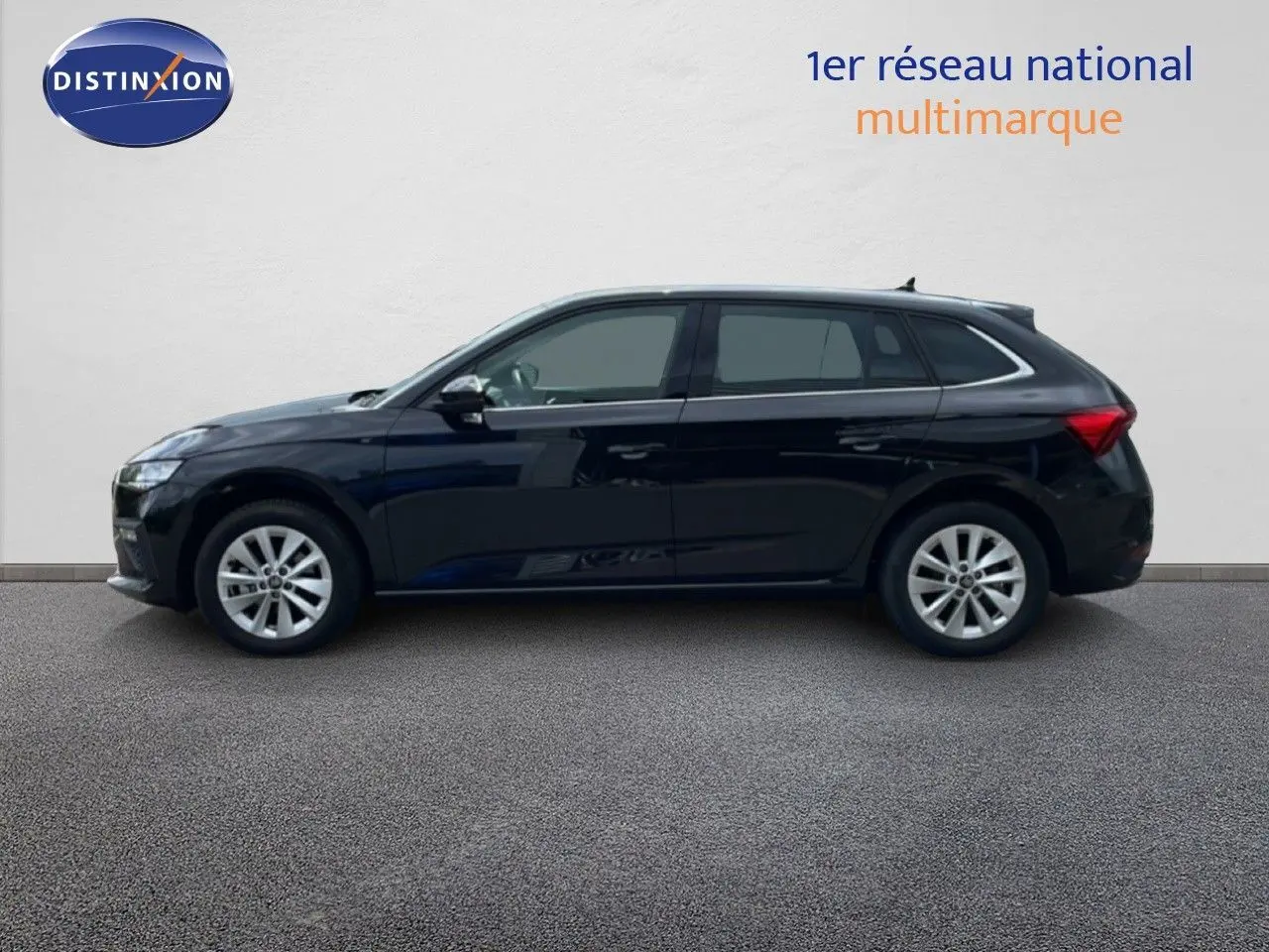 Vue latérale droite d'une Skoda Scala 2025 noir magique métal, avec jantes alliage et vitres teintées.
