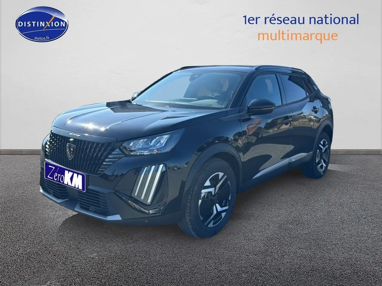 Peugeot 2008 noir en 3/4 avant droit avec phares LED et jantes alliage distinctives.