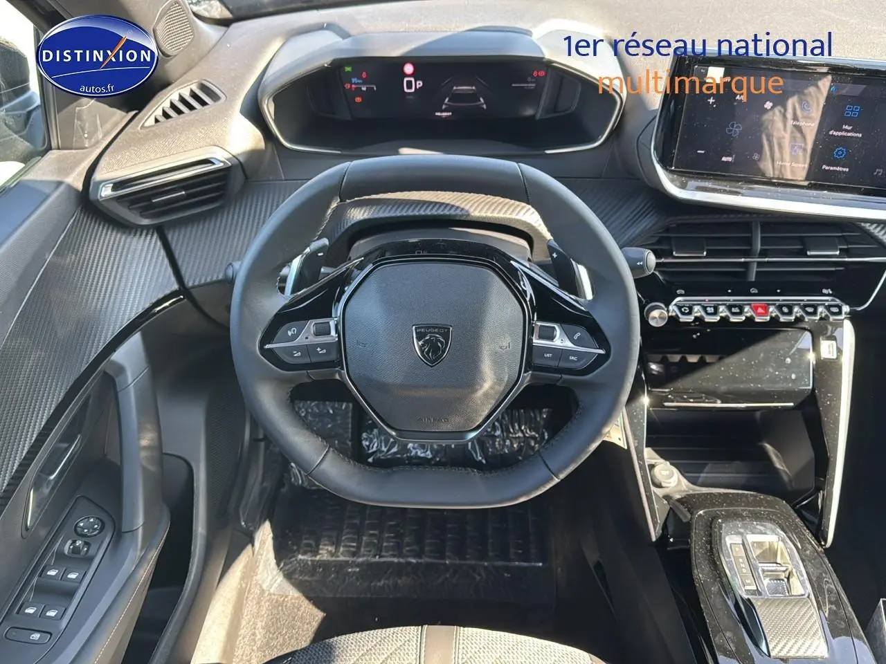 Vue intérieure centrée sur le volant compact et le tableau de bord numérique du Peugeot 2008 noir 2025.