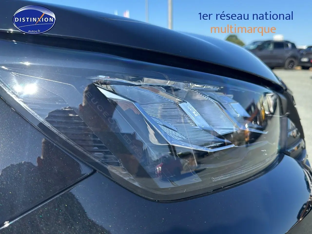 Gros plan sur le phare avant droit noir métallisé du Peugeot 2008 1.2 hybrid 145 allure e-dcs6 2025.