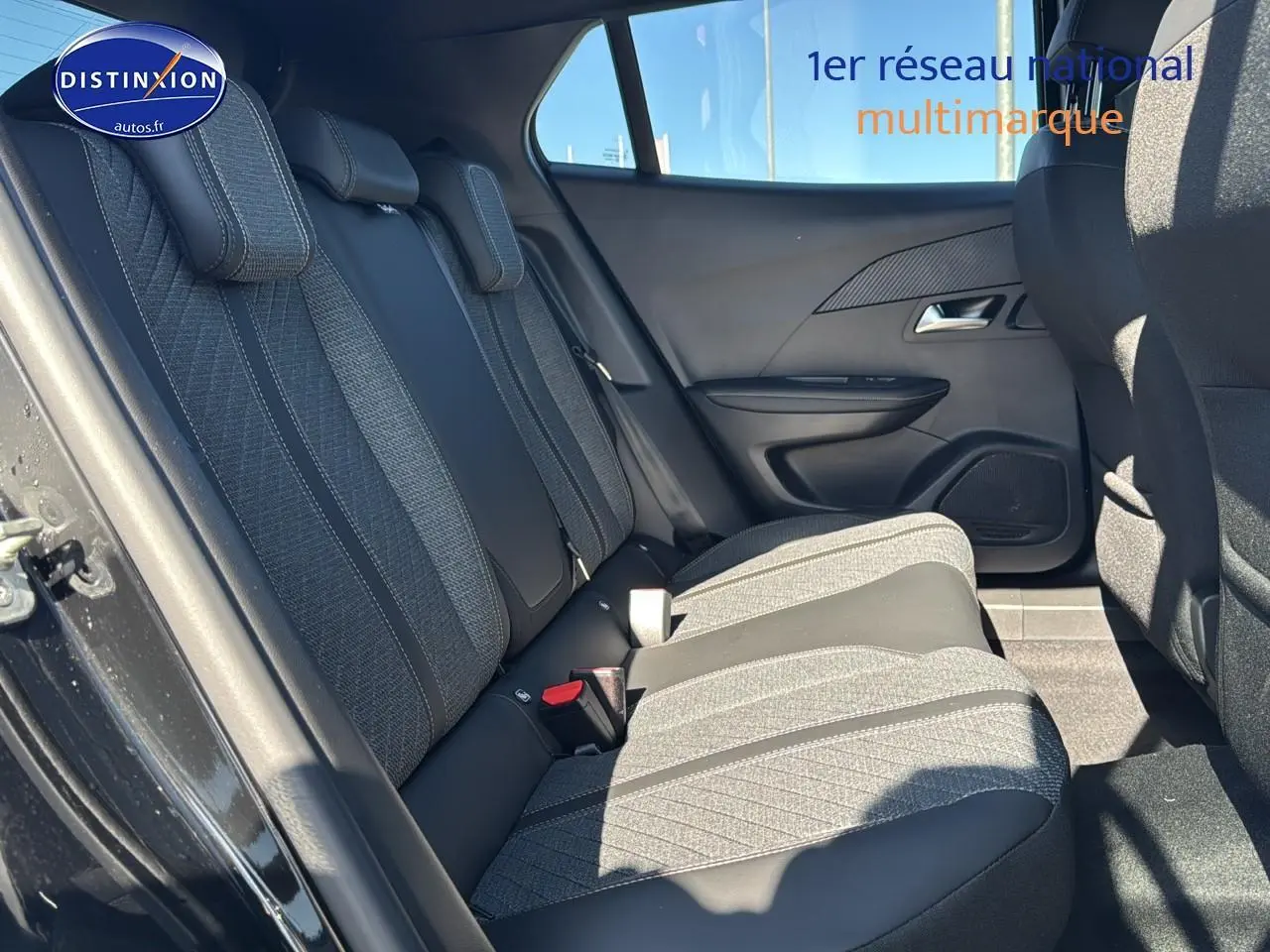 Vue latérale intérieure des sièges arrière noirs et gris du Peugeot 2008 1.2 hybrid 145 allure e-dcs6 2025.
