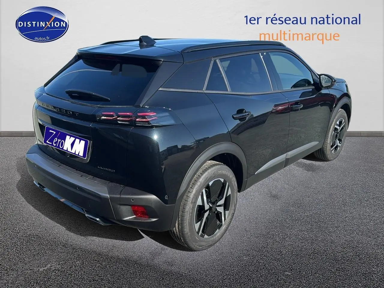 Peugeot 2008 noir vue 3/4 arrière droit, avec jantes alu et vitres arrière teintées sur fond neutre.