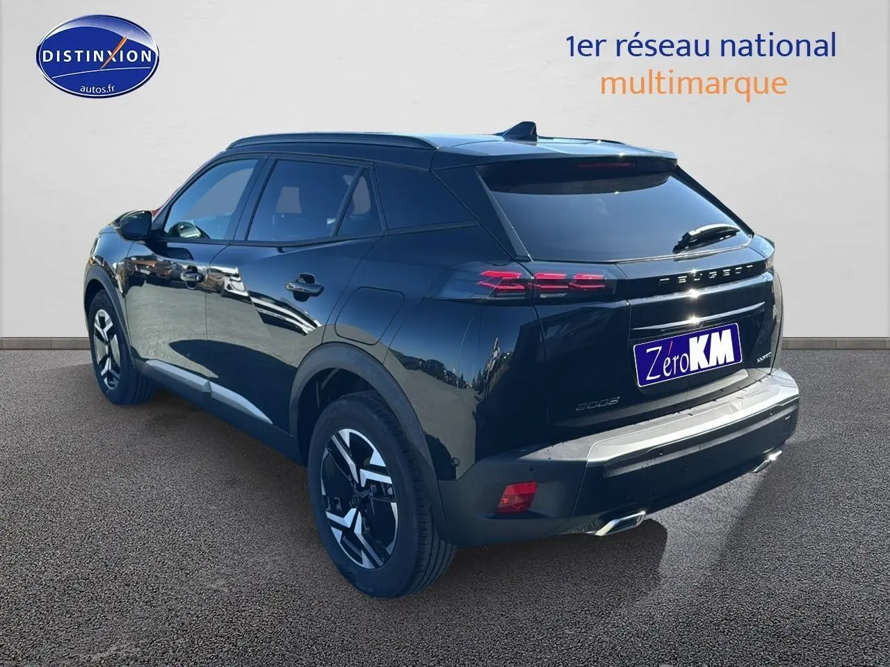 Peugeot 2008 noir vue 3/4 arrière droit, jantes alu et feux arrière LED sur fond neutre.