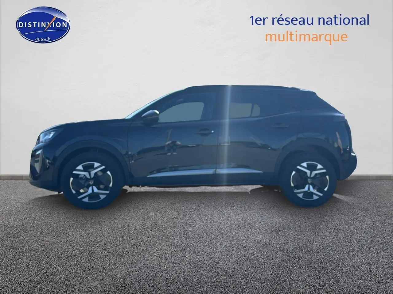 Profil côté gauche d'un Peugeot 2008 noir 2025 avec jantes alu et barres de toit visibles sur fond clair.