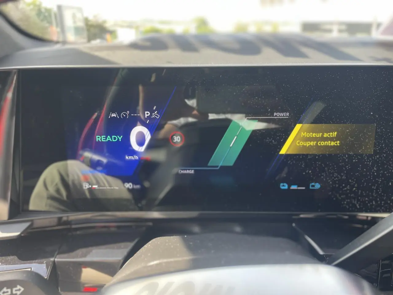 Affichage numérique du tableau de bord Renault Rafale hybride montrant vitesse zéro et message moteur actif