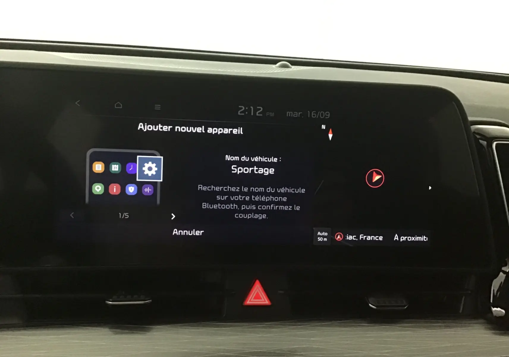 Écran digital 12,3" du tableau de bord du Kia Sportage 2025 affichant la connexion Bluetooth en cours.