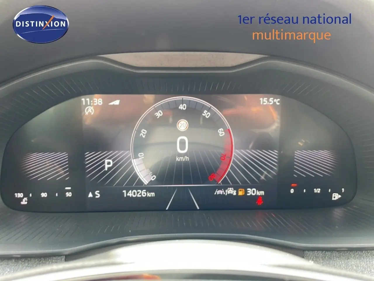Tableau de bord numérique de Skoda Scala blanc glacier 2025, affichant vitesse, kilométrage et température extérieure.