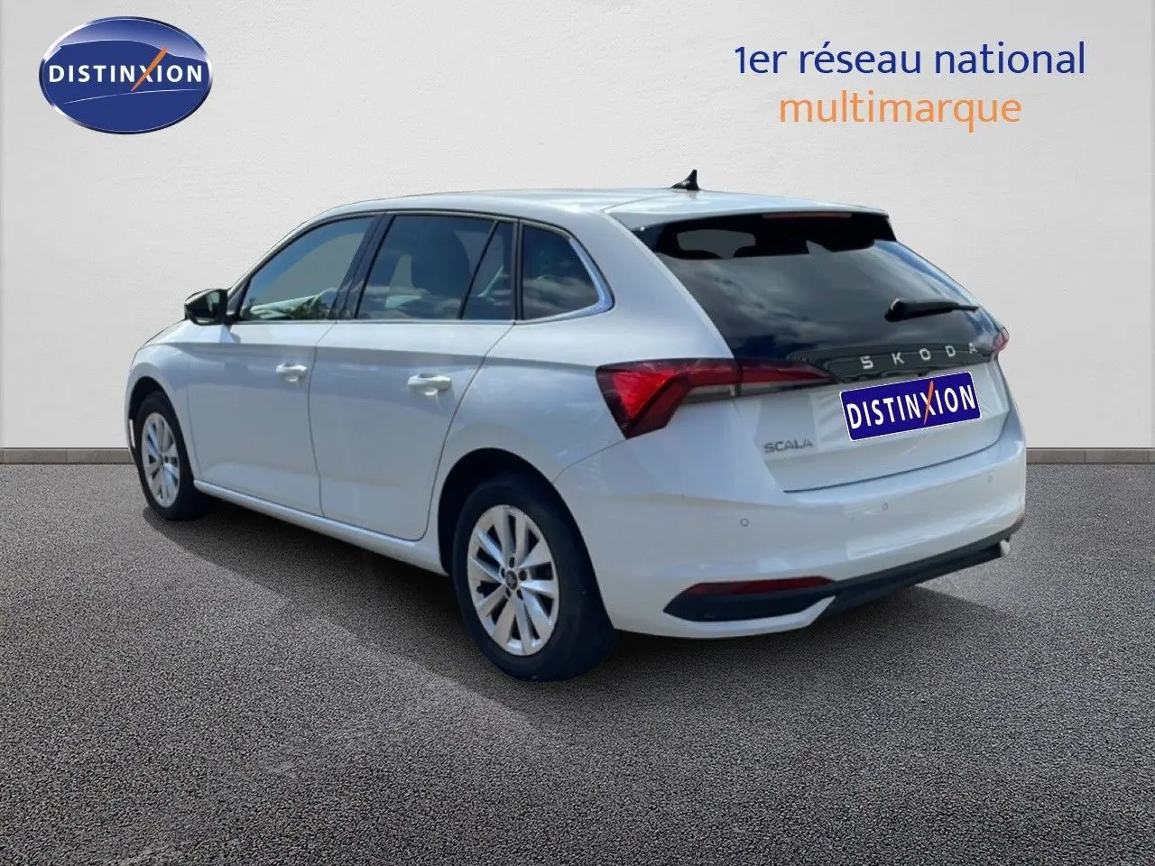 Vue 3/4 arrière droite d'une Skoda Scala blanche Glacier avec vitres teintées et jantes alliage 16 pouces.