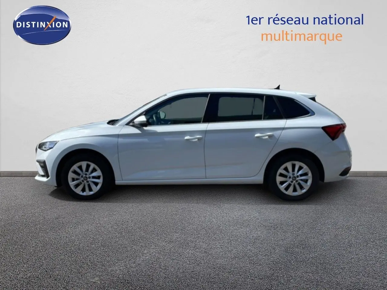 Profil droit d'une Skoda Scala blanc glacier 2025, avec jantes alliage et vitres teintées sur fond neutre.
