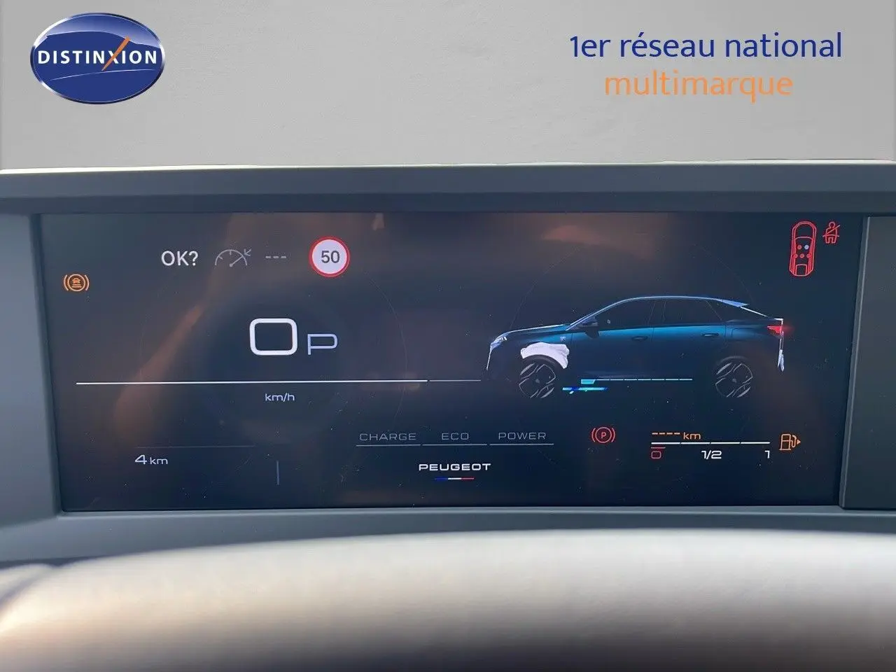 Affichage numérique du tableau de bord du Peugeot 3008 Hybrid gris, montrant la vitesse à 0 km/h et l'état du véhicule en profil.