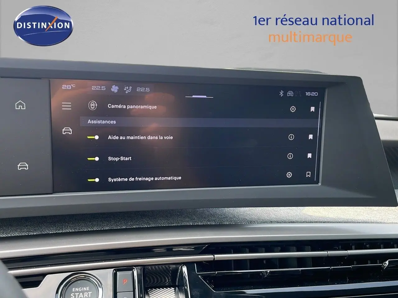 Écran tactile central affichant les aides à la conduite du Peugeot 3008 Hybrid gris Artense, vue intérieure.