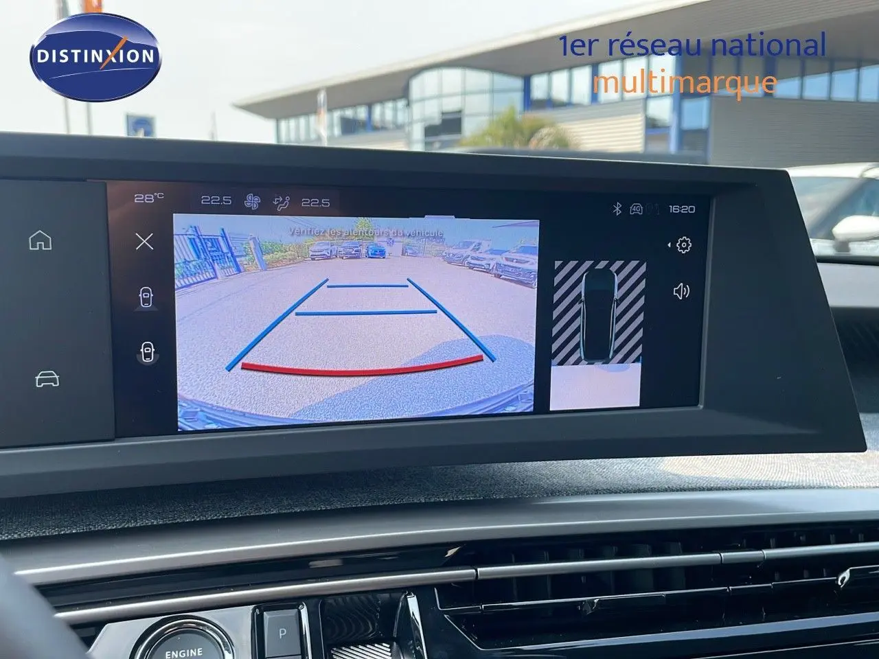 Écran central du Peugeot 3008 Hybrid 2025 montrant la caméra de recul avec guidage de trajectoire en vue arrière.