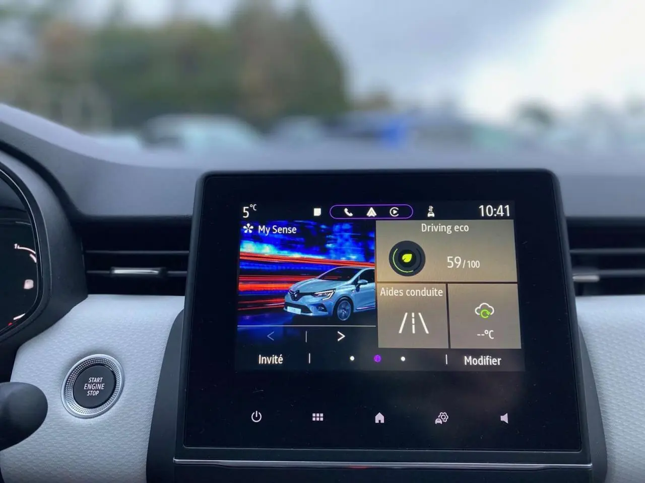 Écran tactile multimédia de la Renault Clio 2023 affichant les aides à la conduite et mode éco.