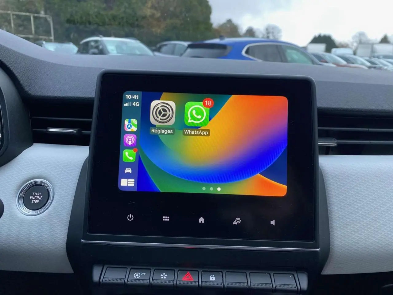 Écran tactile multimédia 7 pouces avec interface smartphone dans l'habitacle d'une Renault Clio blanche de 2023.