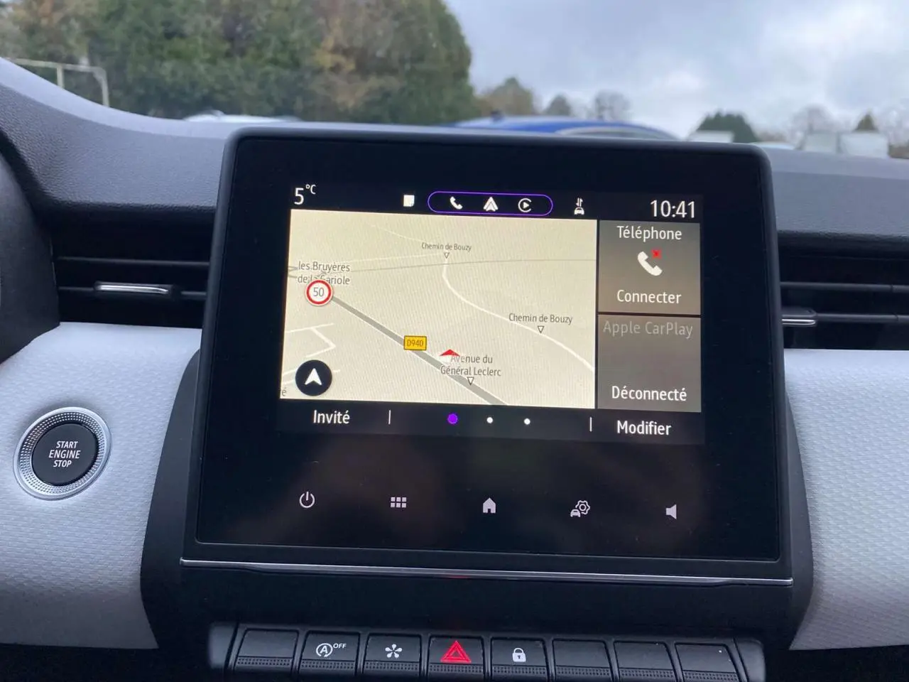 Écran tactile multimédia 7 pouces affichant la navigation GPS dans l'habitacle d'une Renault Clio blanche 2023.
