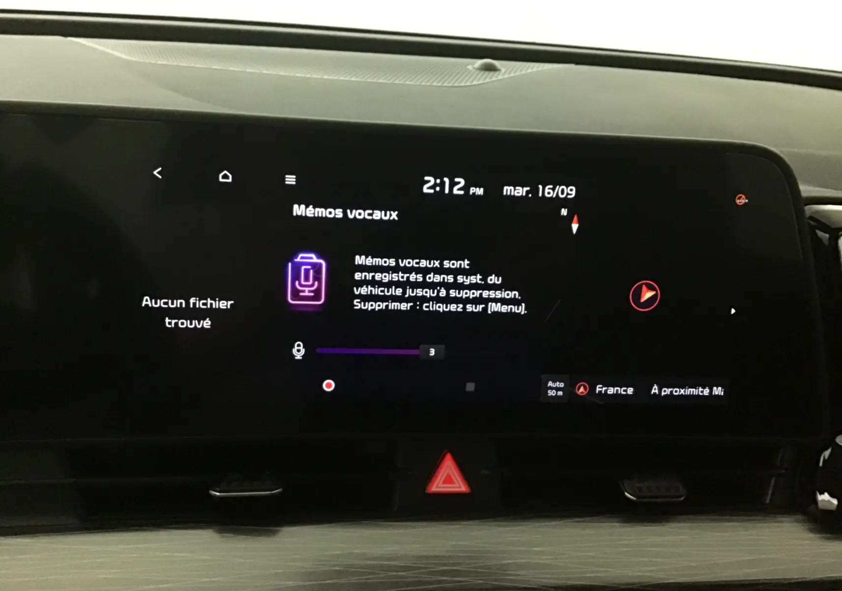 Écran tactile digital 12,3 pouces du Kia Sportage 2025 affichant la fonction mémos vocaux, avec bouton de signal d'alerte rouge en dessous.
