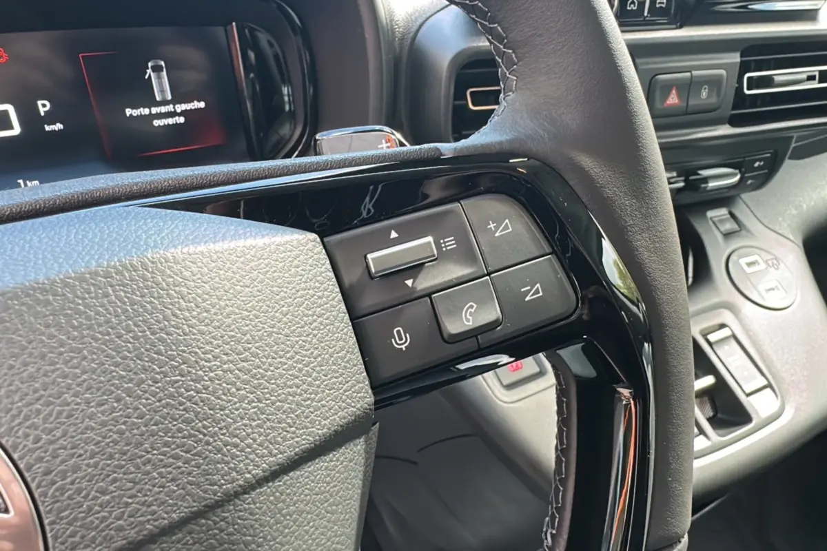 Détail du volant du Citroën Berlingo 2025 BlueHDi 130 EAT8 Max avec commandes audio et téléphone intégrées.