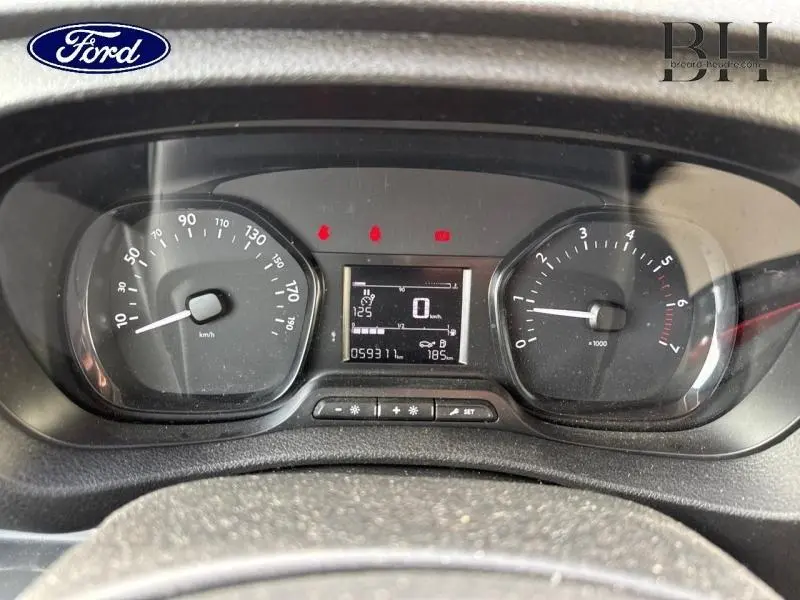 Tableau de bord du Peugeot Expert Fourgon 2022, affichage numérique central avec compte-tours et compteur de vitesse analogiques.