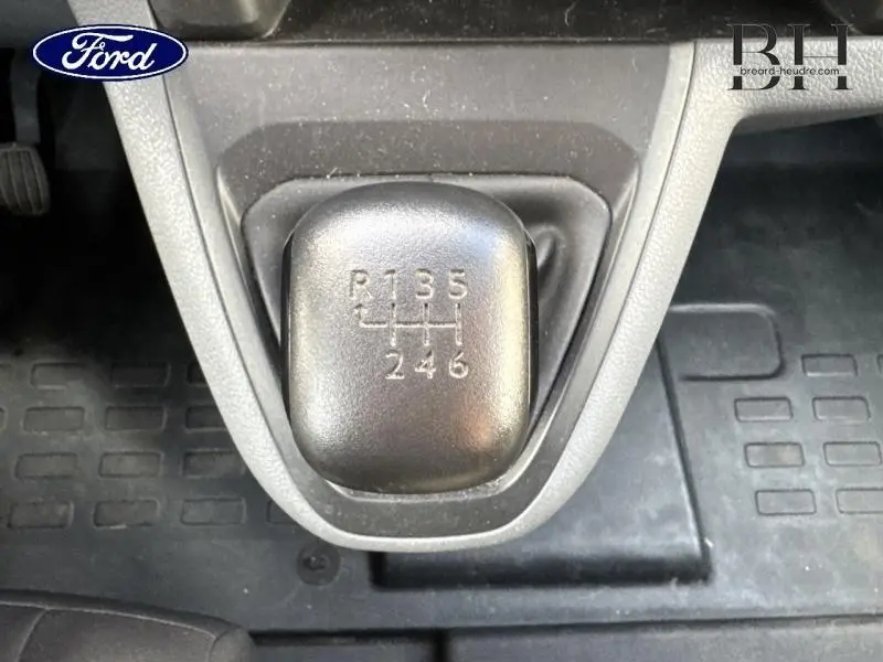 Gros plan sur le levier de vitesses manuel noir du Peugeot Expert Fourgon 2022 avec marquage des six rapports et marche arrière.