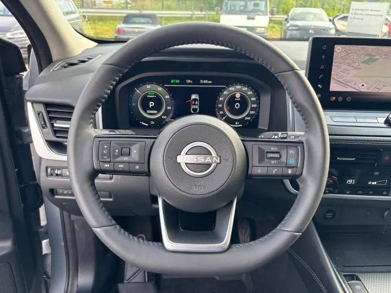 Vue centrée sur le volant cuir multifonction et tableau de bord digital du Nissan Qashqai e-POWER 2024.