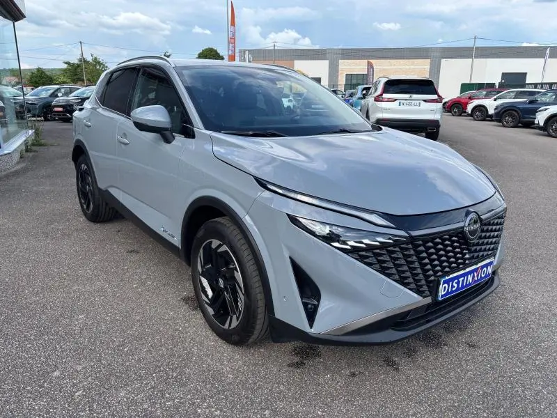 Nissan Qashqai e-POWER gris Argile en vue 3/4 avant droit, avec calandre noire et jantes alliage noires.