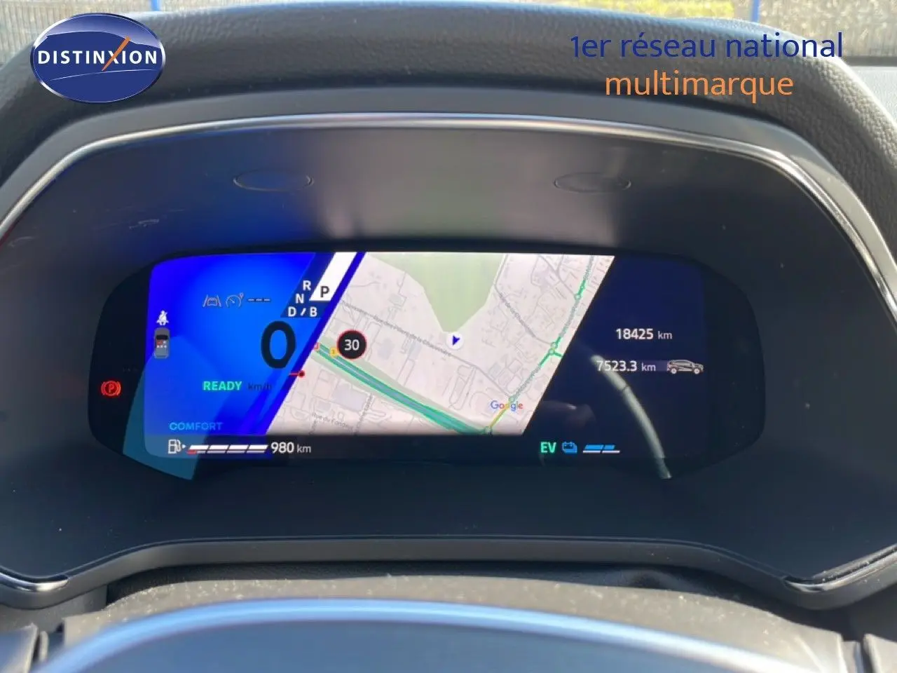 Vue rapprochée du tableau de bord numérique de la Renault Symbioz noire, affichant la navigation et les informations de conduite.